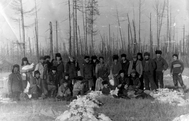 Фото 4. На охоте на зайцев в Намском улусе в 1978 г. (Я на втором ряду справа налево третий)