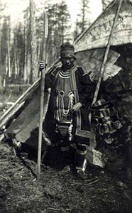 Эвенкийский охотник возле чума